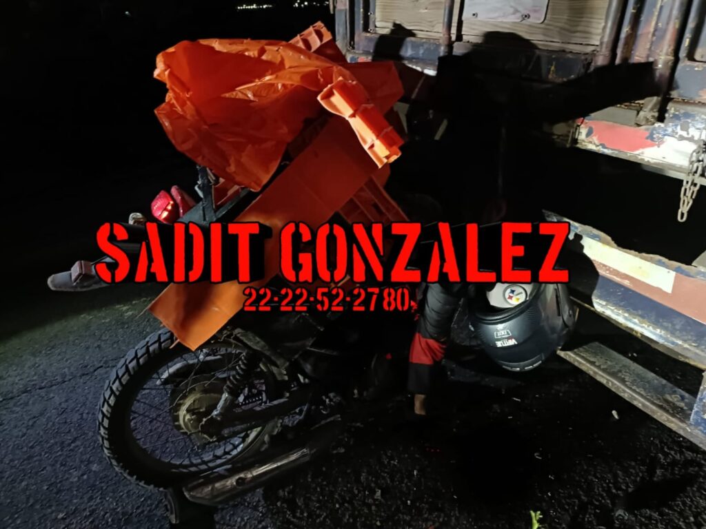 Motociclista muere al chocar por alcance contra camión pesado en Tepexi