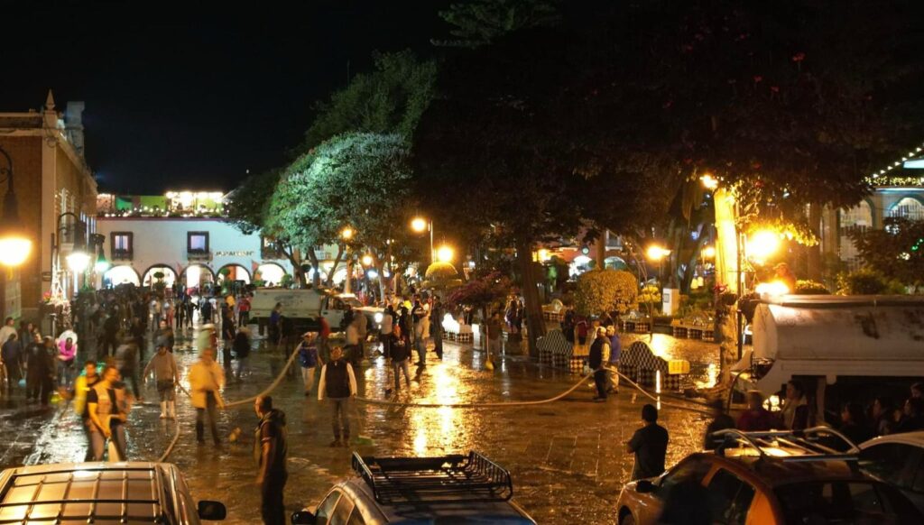 Ciudadanos y autoridades lavan el zócalo de Atlixco