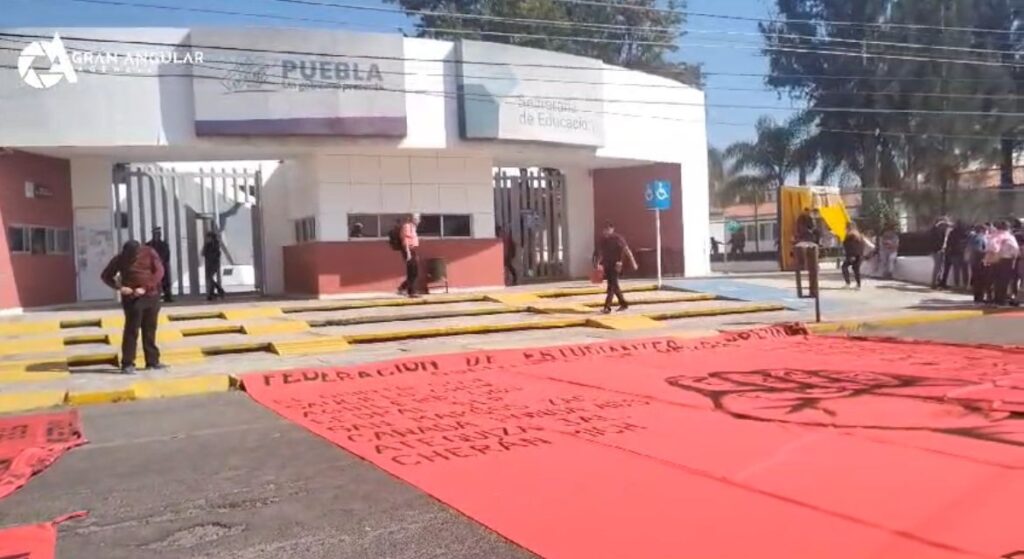 Video: Normalistas de Teteles se manifiestan fuera de la SEP Puebla