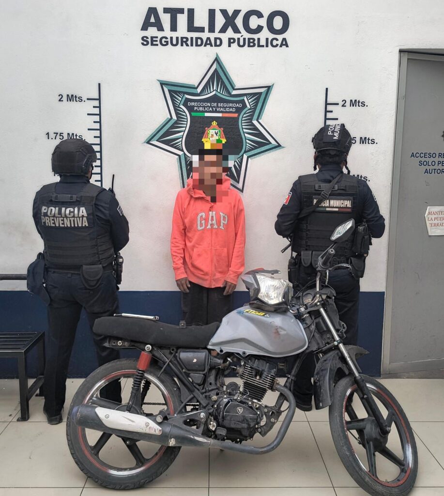 En Atlixco policías municipales detuvieron a 3 roba motocicletas