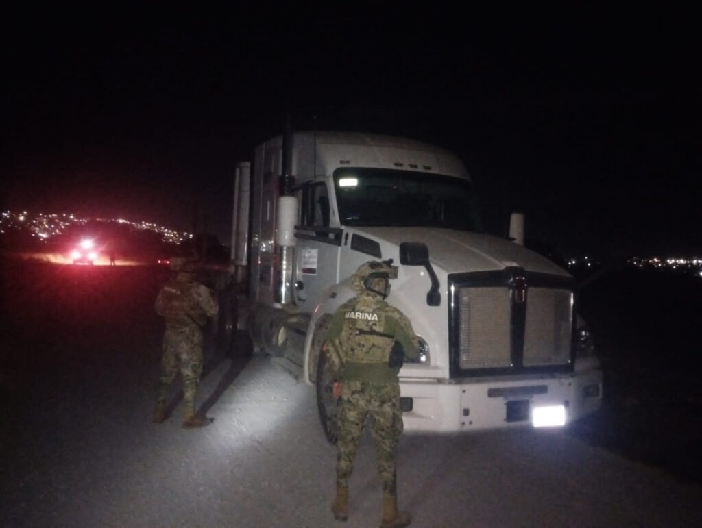 Fuerte enfrentamiento entre presuntos asalta camiones y la Marina de México en Tecamachalco