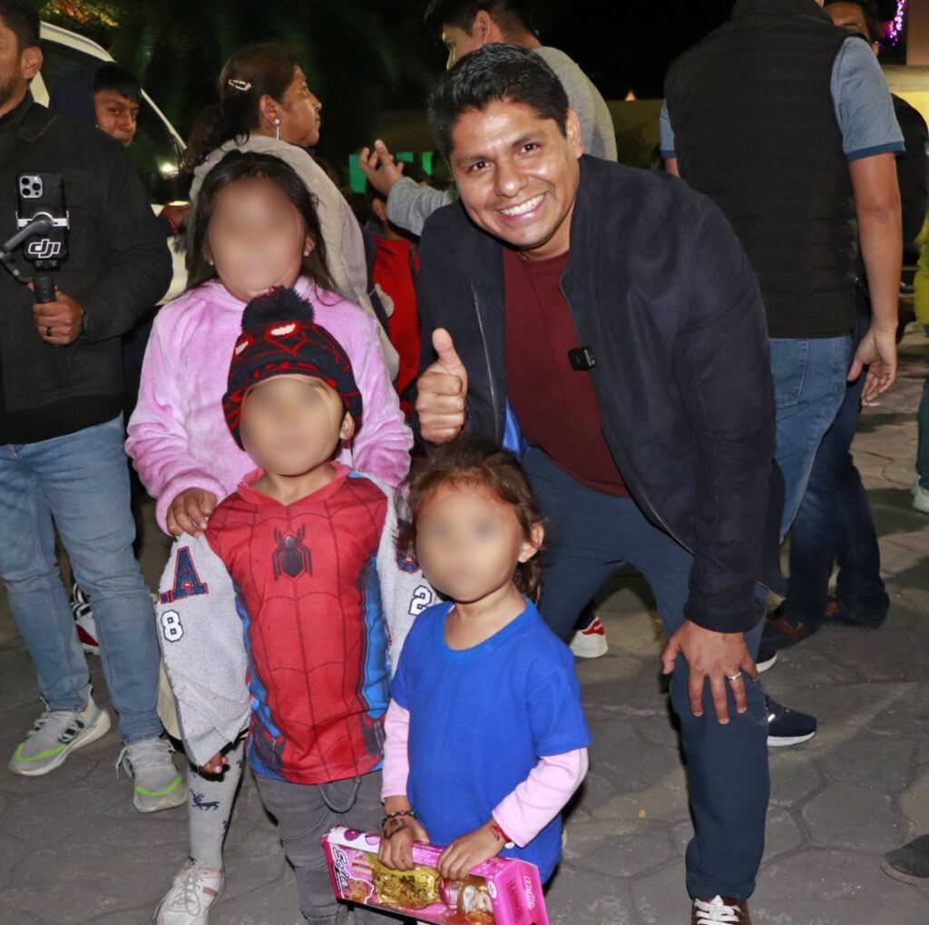 Encabeza Omar Muñoz partida de rosca y entrega de juguetes en San Lorenzo Almecatla y Sanctorum