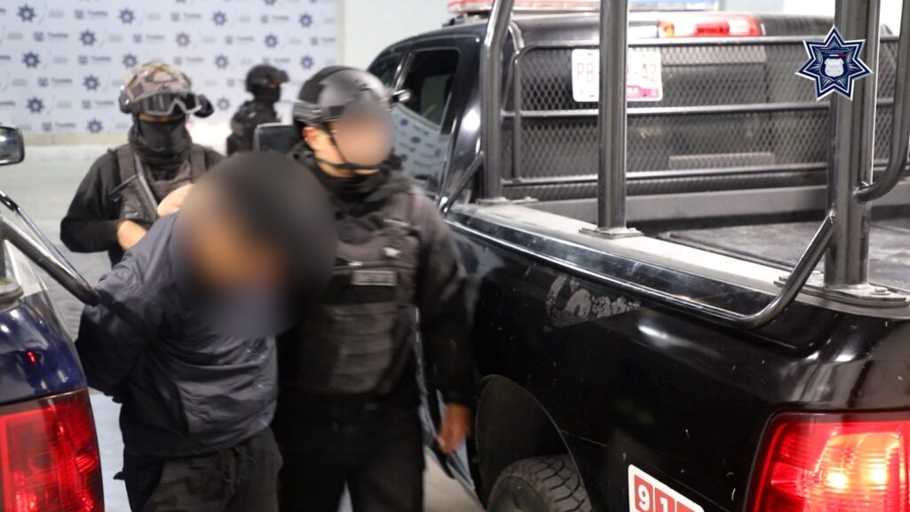 Atrapan a dos presuntos asaltantes de farmacias en Puebla capital