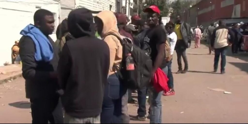 Cientos de migrantes acuden a COMAR para regularizar su estancia en México