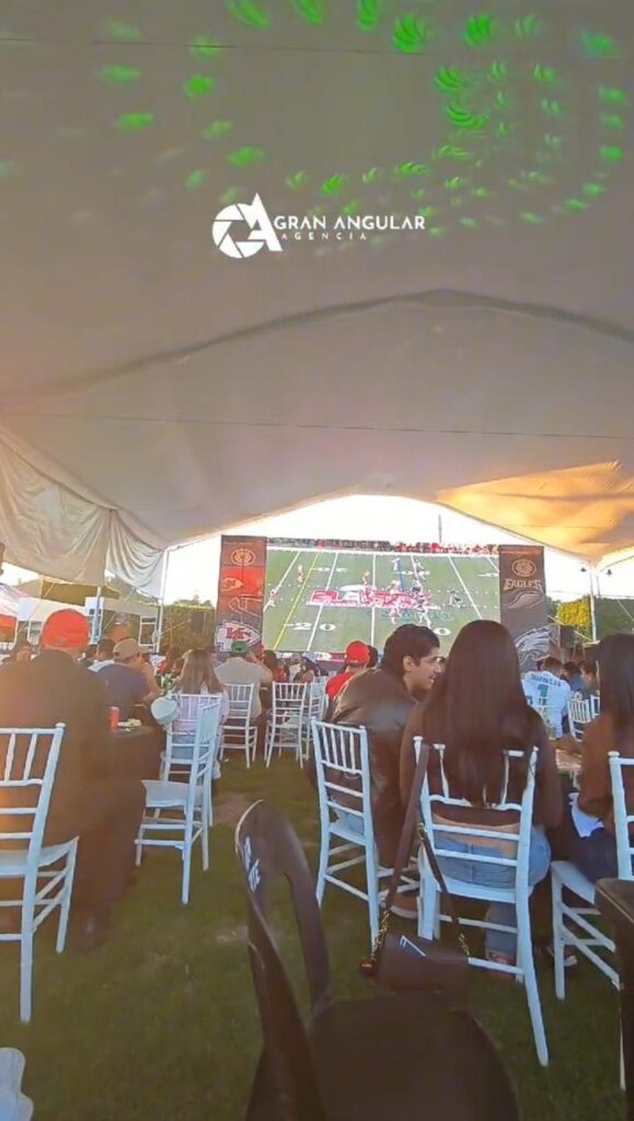 Video: Poblanos ven el Súper en restaurantes