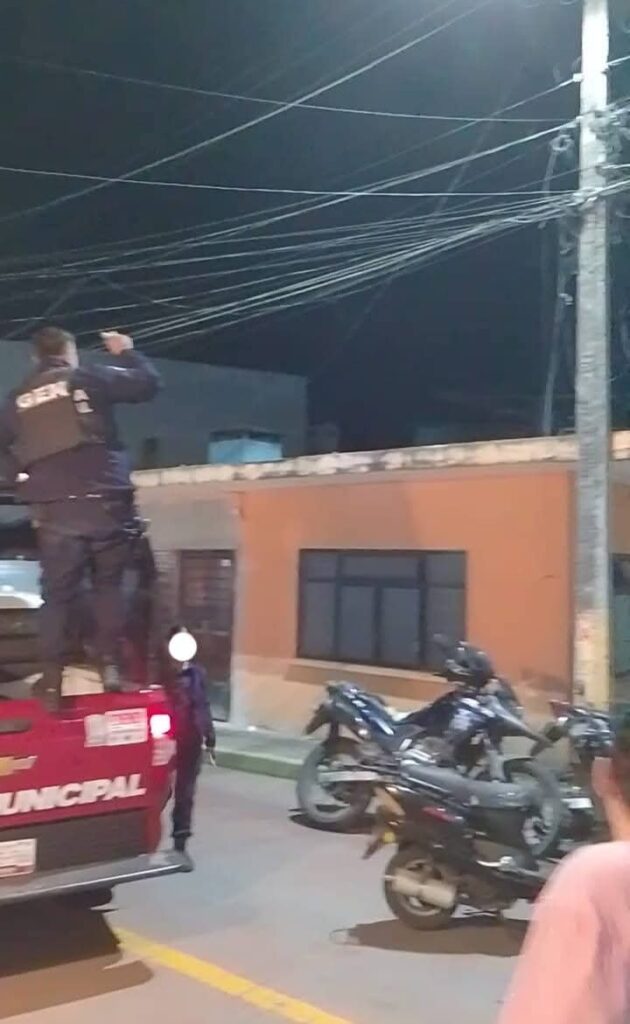 En Huauchinango vecinos rodean a presuntos delincuentes…pero policías les dejan escapar