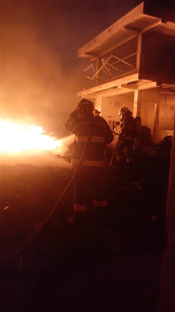 Se incendia recicladora en camino a San Miguel Canoa