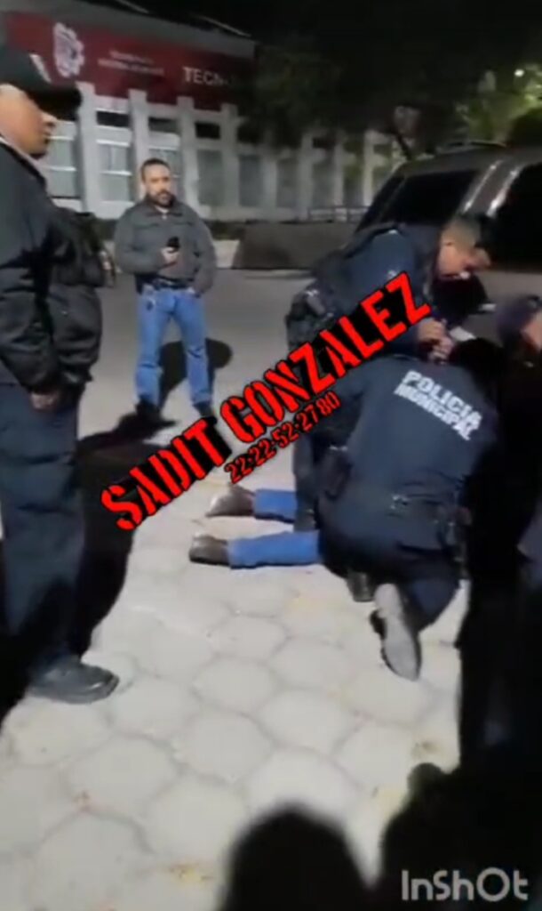 Video: “Valientes” policías de Tehuacán someten a “peligroso” estudiante del Tecnológico