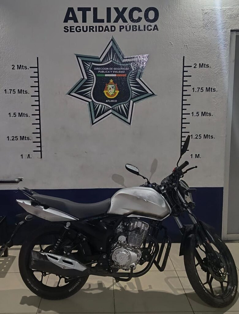 En Atlixco, policía municipal recupera motocicleta robada