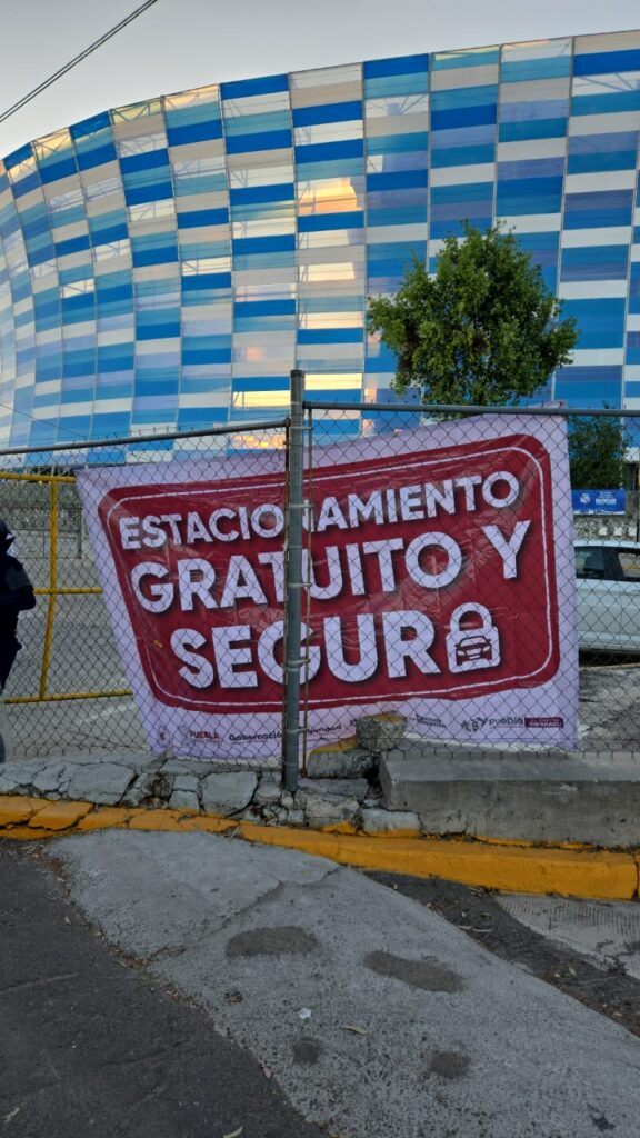 Fotonota: Realizan operativo para que estacionamiento del estadio Cuauhtémoc sea gratuito esta noche