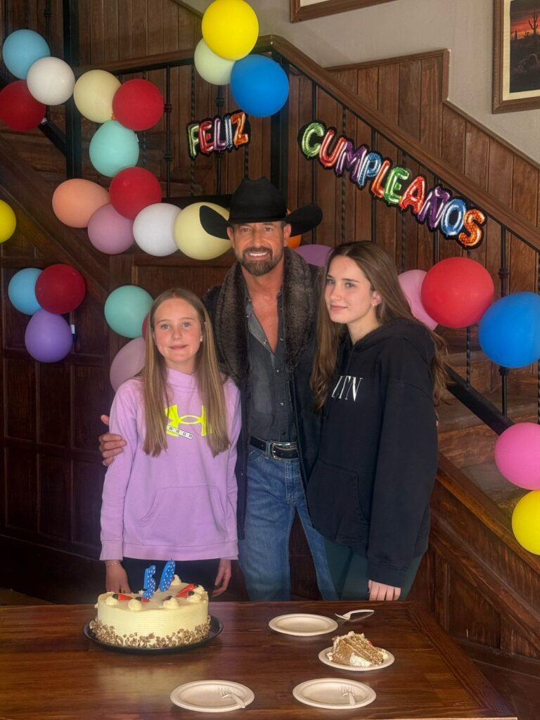 Hijas, elenco y producción de “Monteverde” le festejaron su onomástico número 50 a Gabriel Soto