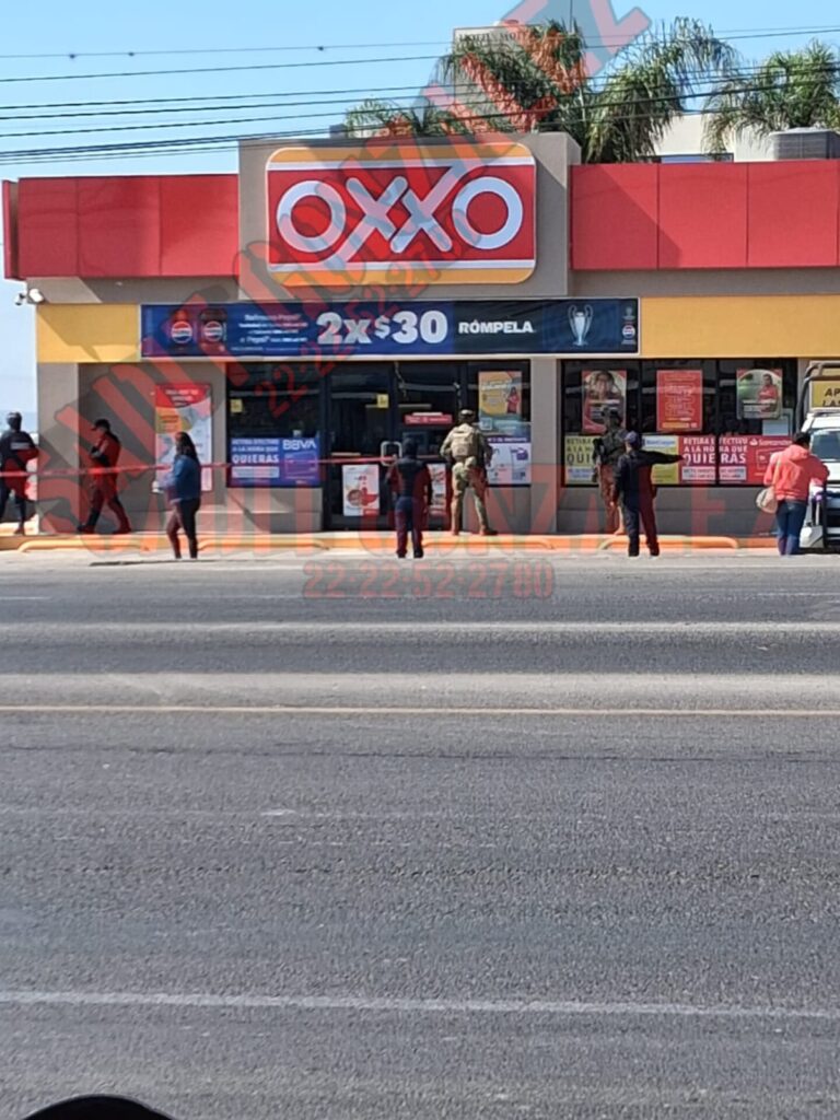 Lo balean en la pierna dentro del Oxxo de Cuapixatla