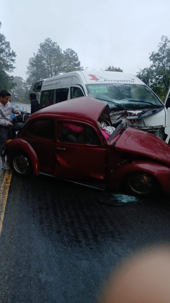 Una mujer muerta, otra prensada y varios heridos tras accidente en Huauchinango