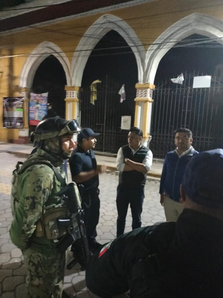 Fuerzas de seguridad resguardan presidencia municipal de Acatzingo