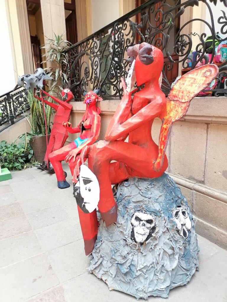 Exhibición de obras participantes en el XXX concurso de elaboración y quema de Judas edición 2025