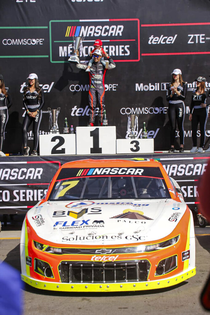 Gana Xavi Razo tercera fecha de NASCAR México en Puebla