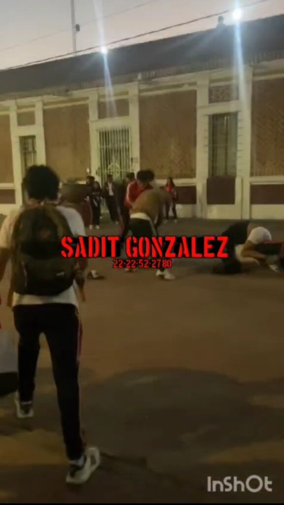 ¡Santa madriza! en plena feria religiosa, policías de Tepeaca dejan que jóvenes armen riña campal