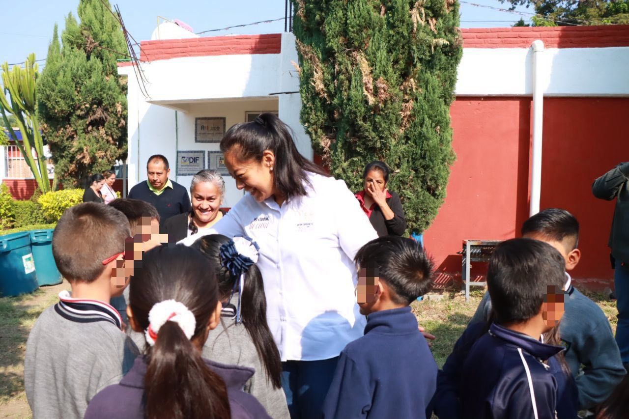 Desde Atlixco: Ariadna Ayala inicia rehabilitación de cancha en escuela ...
