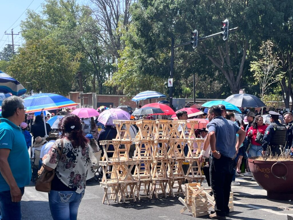 Video: Ambulantes hacen su agosto; venden bancos en 100 pesos para ver el desfile