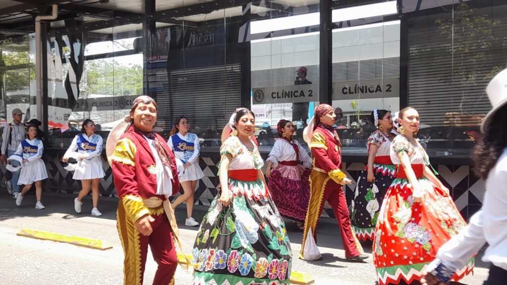 Video: Poblanos y turistas disfrutaron del desfile 5 de Mayo