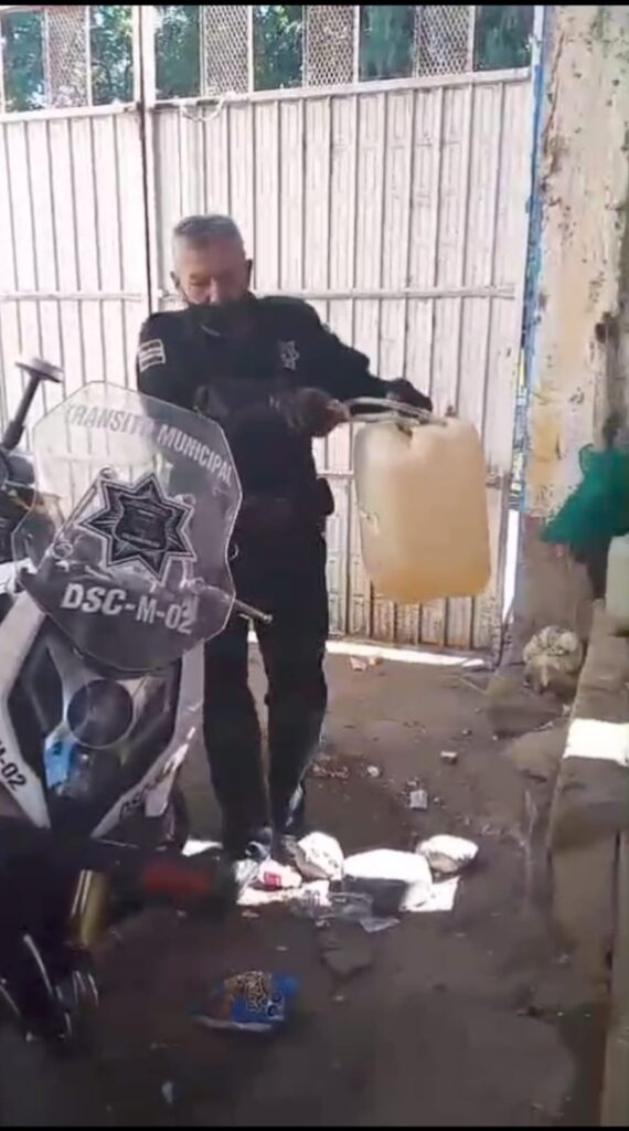 Video: Agarran a tránsitos de Tecamachalco cuando ordeñaban gasolina de las patrullas