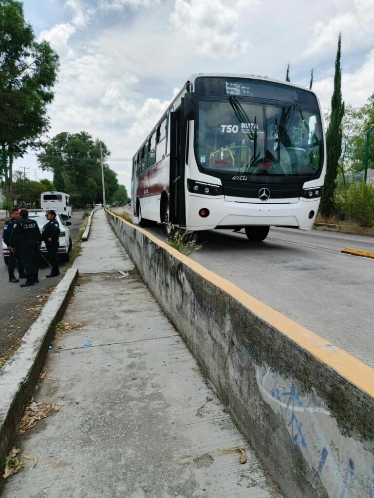 Conductor de línea 1 de Ruta atropella a señora en Bosques de San Sebastián
