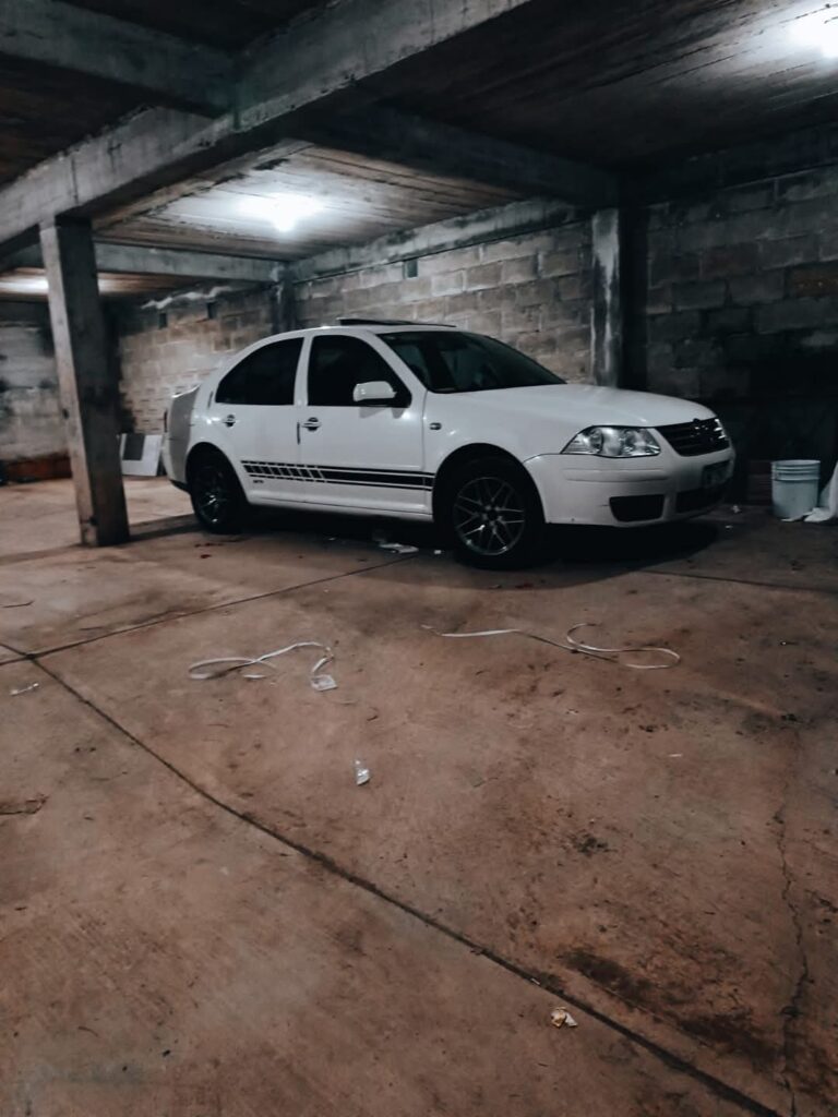 Siguen los robos de auto en la Sierra Norte del estado; cuatro rateros se llevaron esta unidad