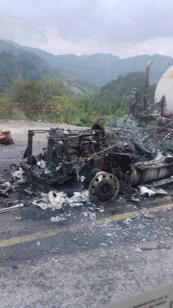 Se quema tractocamión en la autopista México-Tuxpan