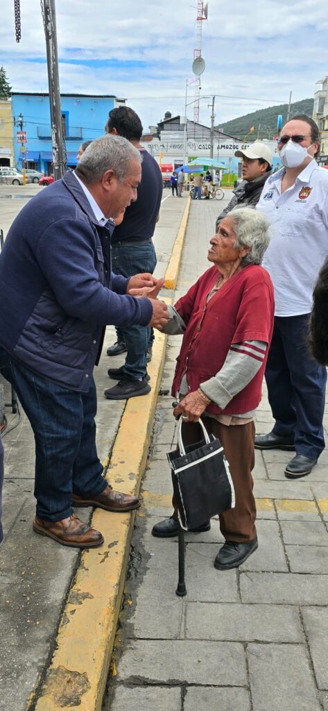 Margarito de la Rosa entregó cascos a motociclistas en Amozoc