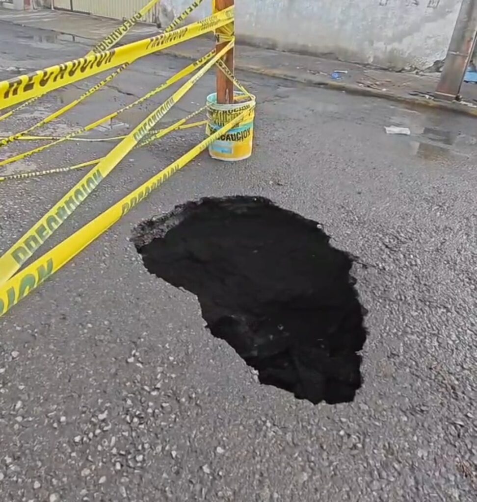Video: Socavón profundo en la 19 Oriente de la capital poblana 