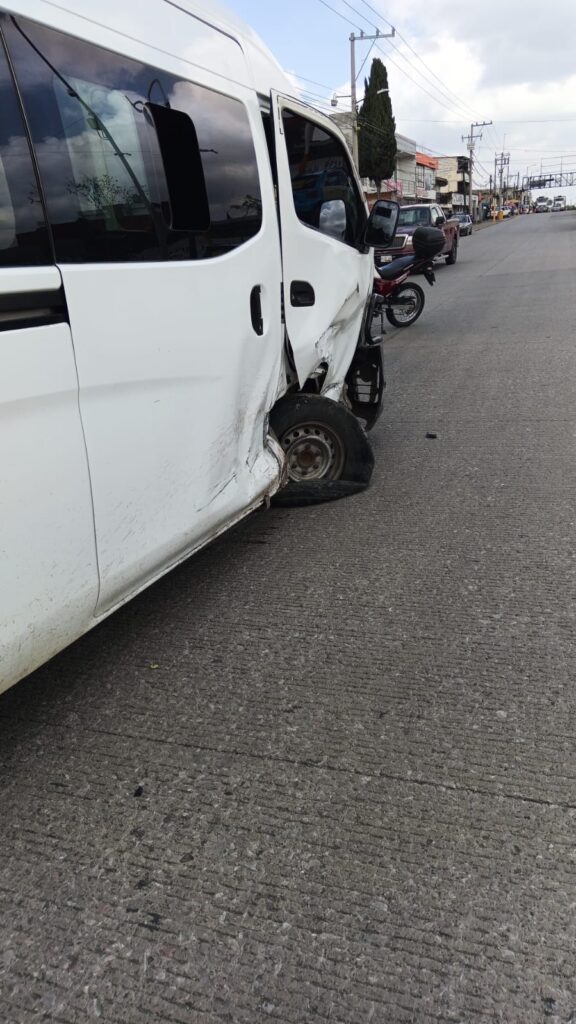 Choque entre auto particular y transporte público en Amozoc deja 7 lesionados