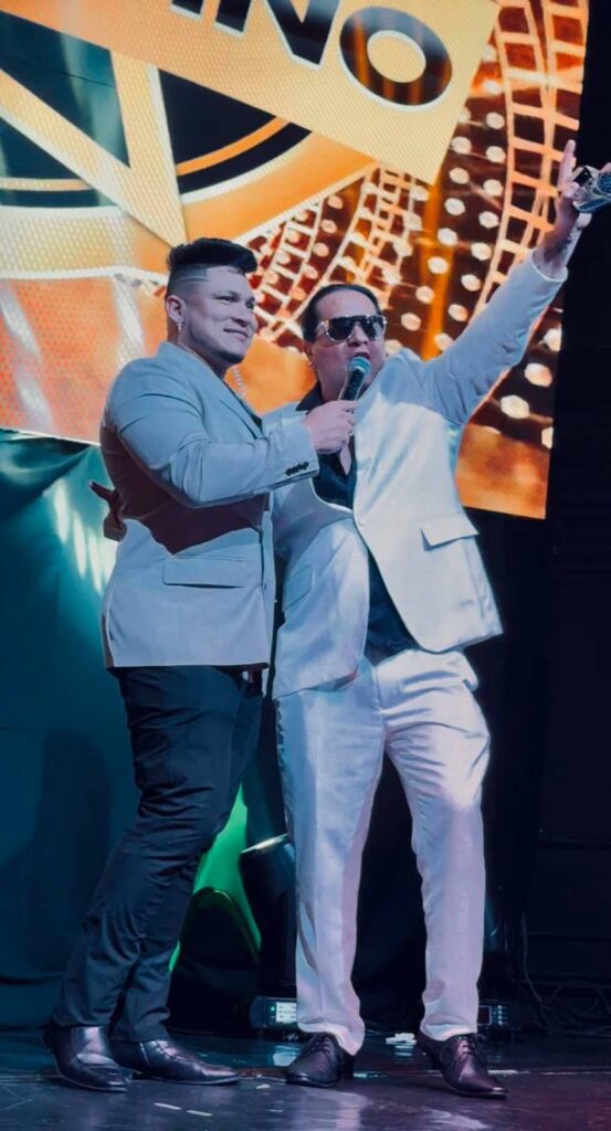 El cantautor poblano Jei Pir recibió el premio “Gran Latino Nueva York City 2025” en el emblemático Time Square