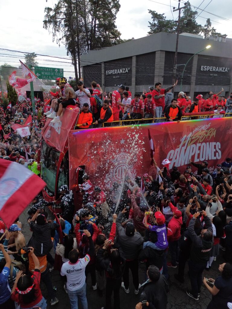 Diablos festejan con su afición el título de la Liga MX