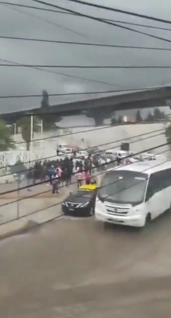 Se enfrentan ambulantes afuera de un sanatorio