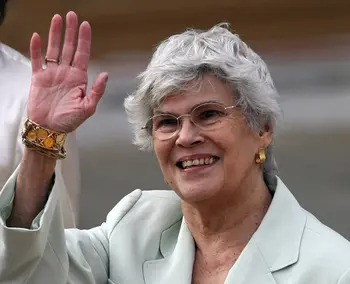 La expresidenta de Nicaragua y la primera mujer elegida mandataria en América Latina murió en San José, Costa Rica, tras una larga enfermedad.