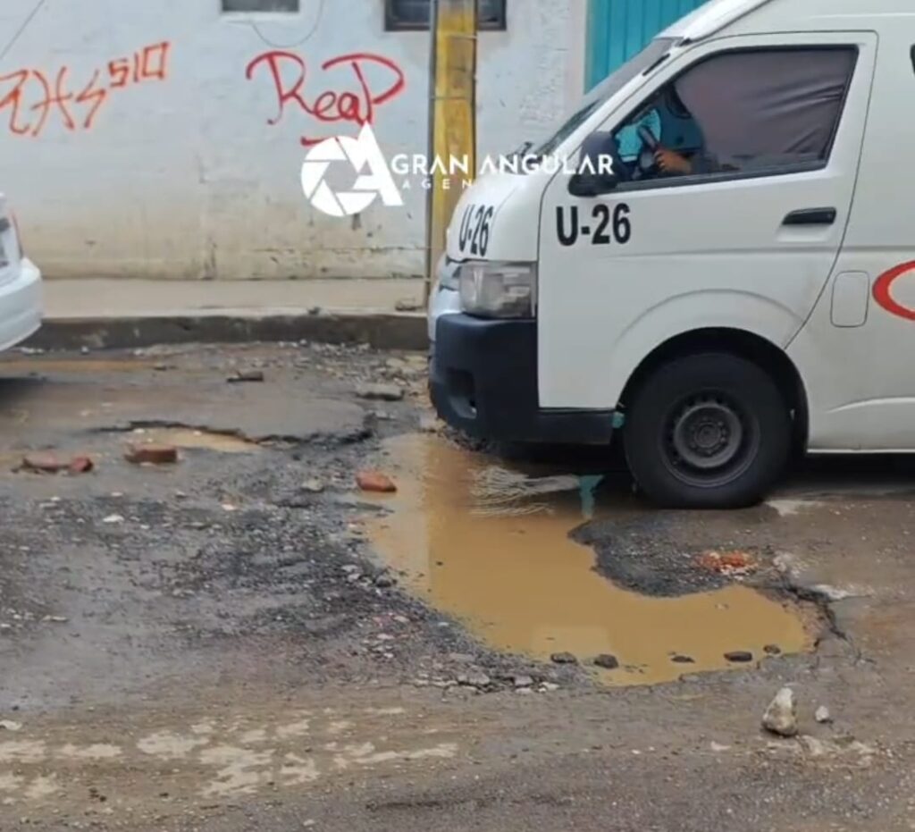 Video: Vecinos de la 94 Poniente reportan invasión de baches
