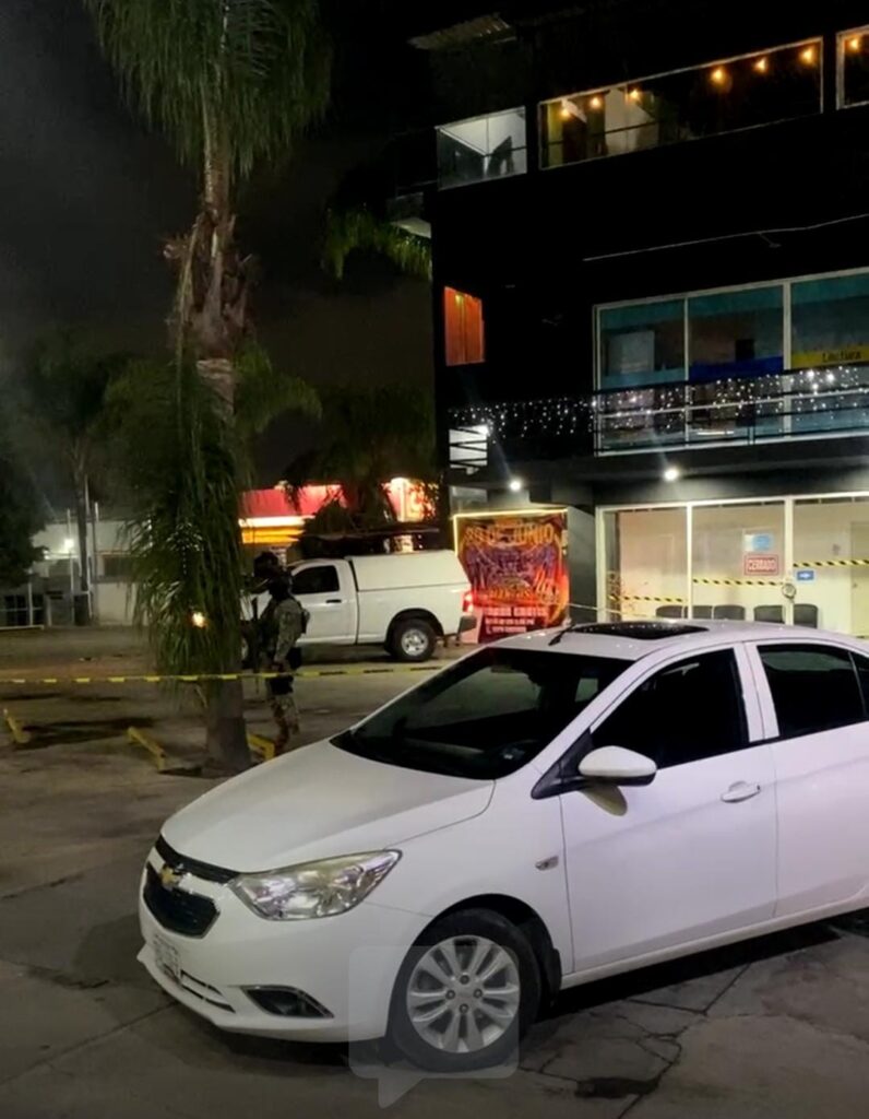 Sicarios en moto ejecutan a un hombre a balazos en bar de Lomas de Castillotla