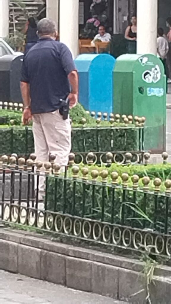 Con total impunidad, sujeto armado se pasea en Huauchinango