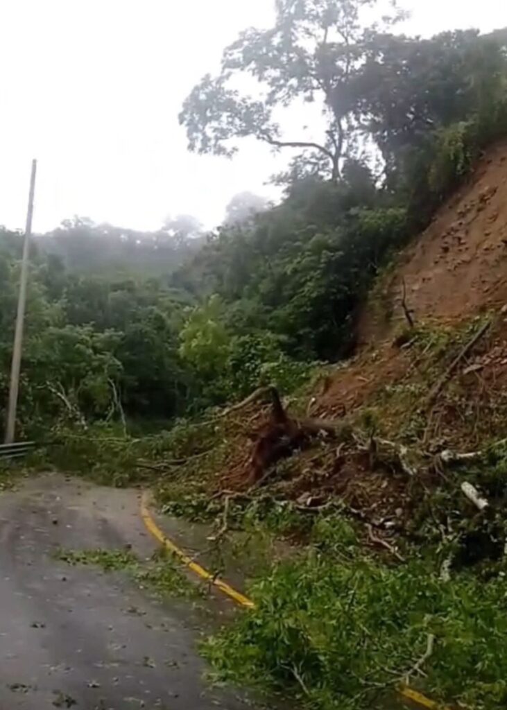 Deslave provoca cierre carretero en Xicotepec