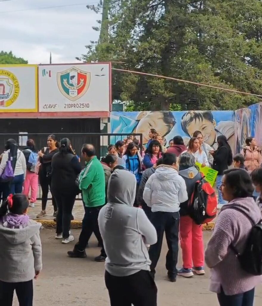 Video: Padres de familia de la primaria Josefa Ortiz de Domínguez exigen destitución de la directora