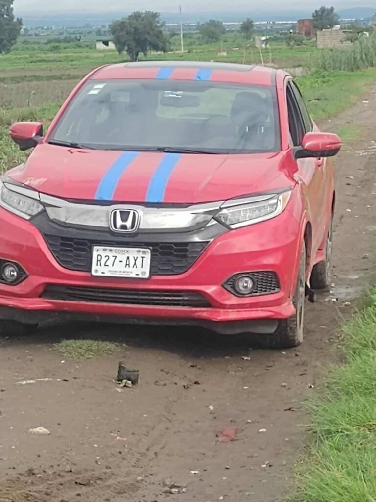 Abandonan coche con cadáver adentro en Coronango