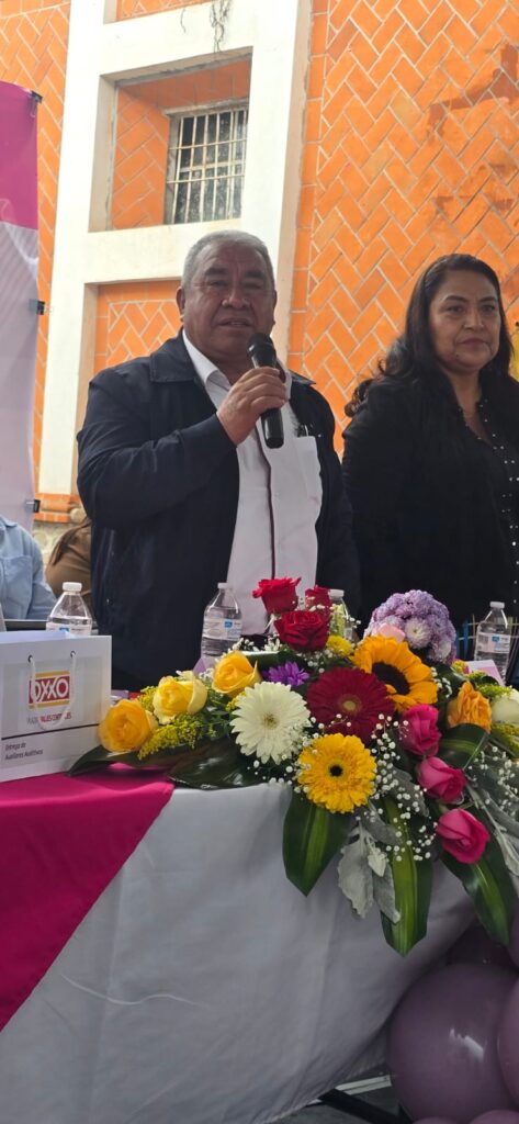 En Amozoc, Margarito de la Rosa entregó sillas de ruedas, prótesis y aparatos auditivos