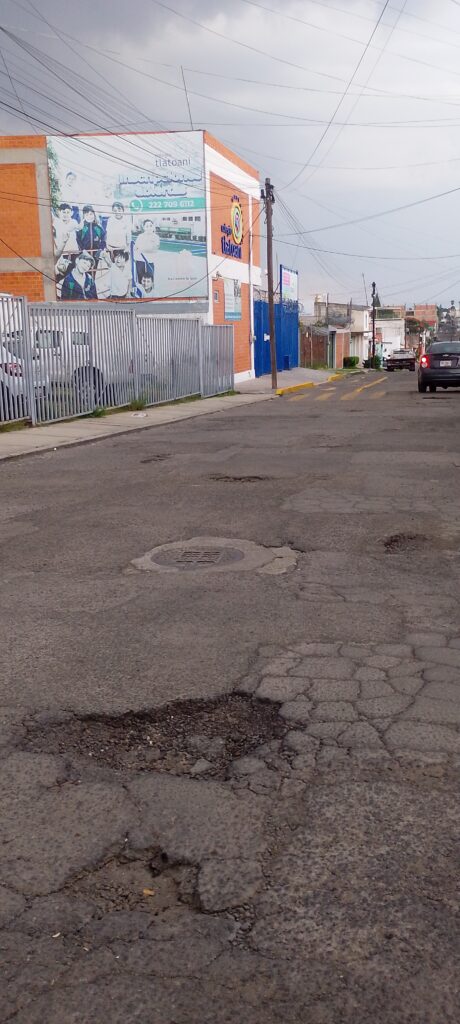 Bugambilias, zona minada por baches