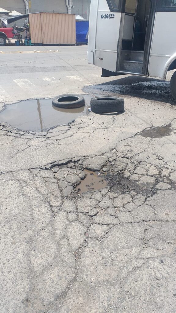 Fotonota: ¡Hasta llantas aparecen en los baches del bulevar Gral Guadalupe Victoria y la diagonal 18 Sur!