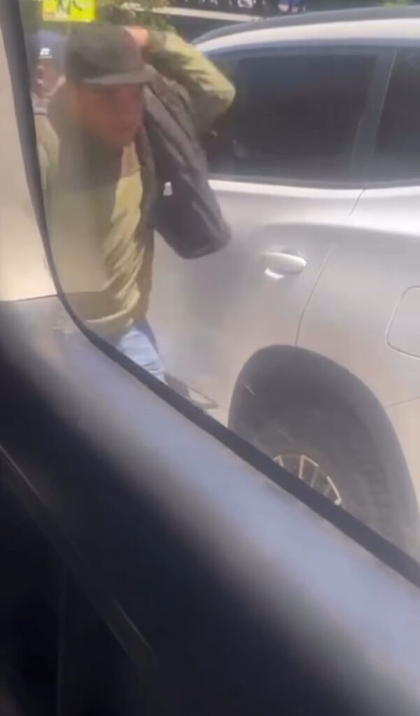 Fotonota: Con absoluta impunidad y tranquilidad, sujeto asalta a automovilista afuera del CENHCH