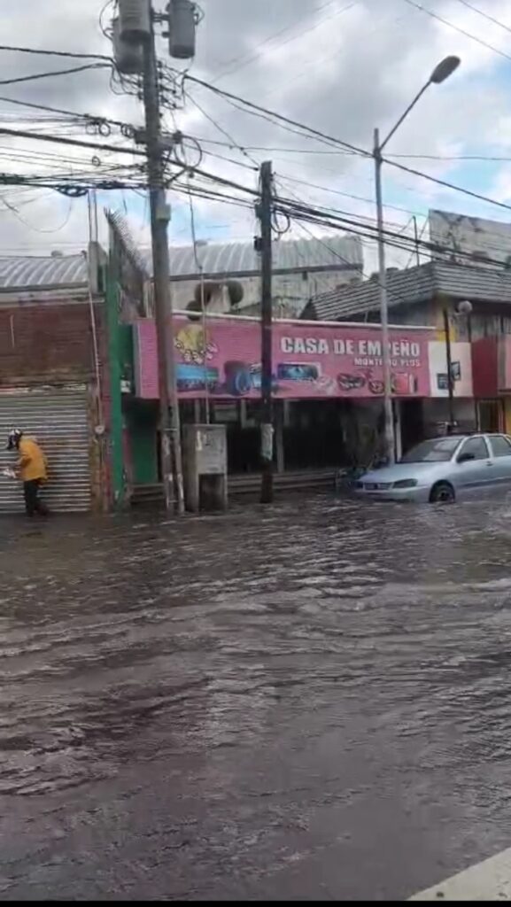 Fotonota: Calles inundadas tras fuerte lluvia en Puebla capital