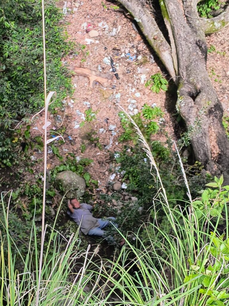 Se salva de milagro tras caer a barranca en Amozoc