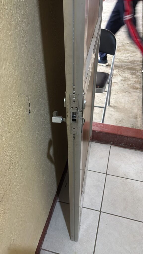 Denuncian robo dentro de la escuela secundaria técnica 74 de Puebla capital 