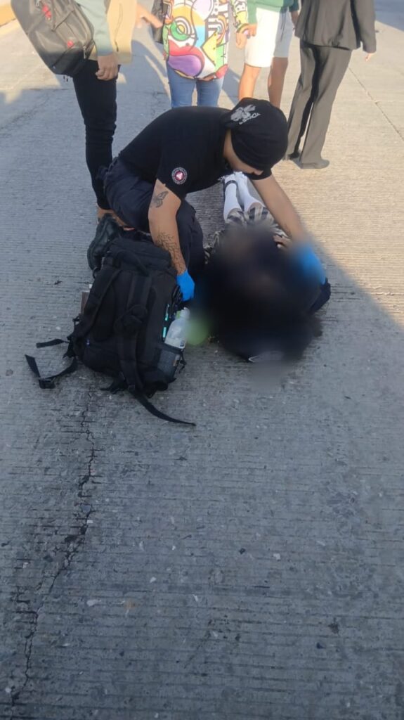 Conductor de vehículo se pasa el semáforo y atropella a menor en Amozoc