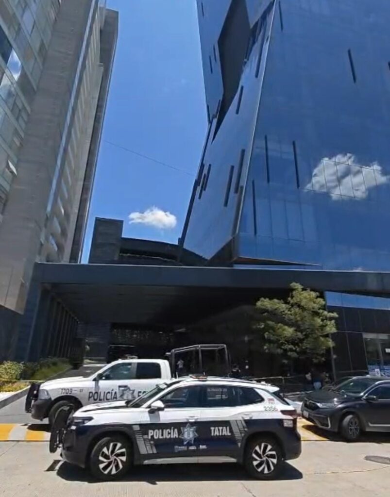 Video: Joven murió tras caer en el estacionamiento de Torre Platea